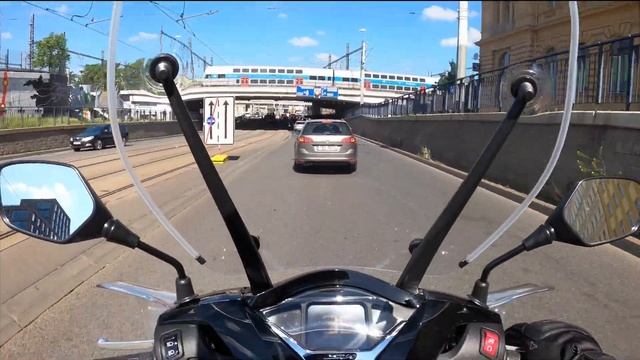 Test: Honda SH 350i. Městský etalon dostal zbrusu nový motor смотреть онлайн