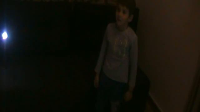 ??ЗАПЕР БРАТА В КОМНАТЕ ? _он почти сошёл с ума_