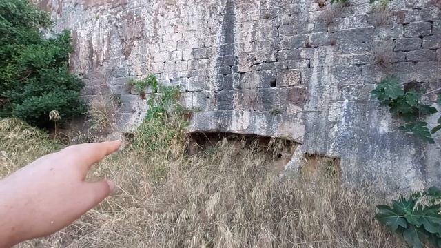 ??Античное, огромное и брошенное не пойми что со следами обработки... Ваши версии, друзья? смотреть онлайн