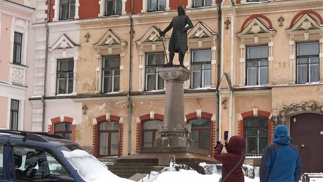 21.03.2021. Россия. Ленинградская область. Выборг. Старая Ратуша и памятник Торгильсу Кнутссону смотреть онлайн