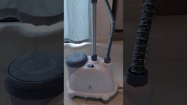 เครื่องรีดไอน้ำถนอมผ้า Electrolux (Refine 500 Garment Steamer) รุ่น E5GS1-55DB ตอน 1/2 смотреть онлайн
