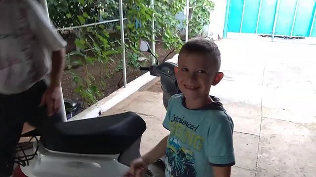 Захлопнули бардачек Honda Tact. Как достать ключи. смотреть онлайн