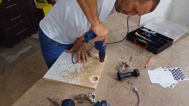 ?УСТАНОВКА МЕБЕЛЬНЫХ ПЕТЕЛЬ. КРЕПЛЕНИЕ МЕБЕЛЬНЫХ ФАСАДОВ НА МЕБЕЛЬНЫЕ ПЕТЛИ. смотреть онлайн