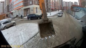 Работа экскаваторщика в городских условиях на колесном экскаватора. Тяжелые деньги.