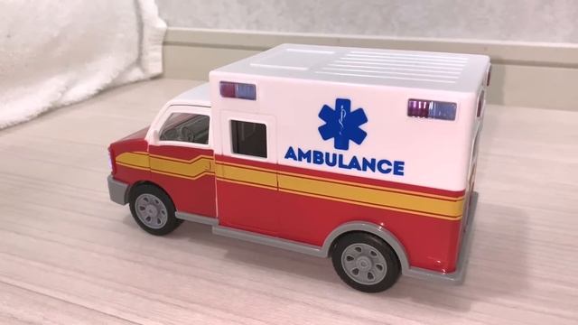 救急車のミニカーが走る☆緊急走行！サイレンあり Ambulance minicar makes an emergency run down a slope with its siren blarin смотреть онлайн