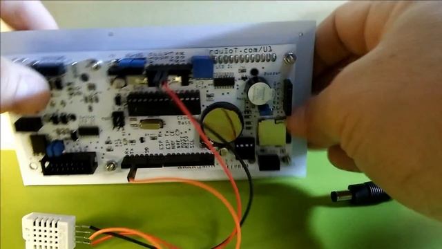 Temperature and Humidity Logger with InvIoT U1 смотреть онлайн