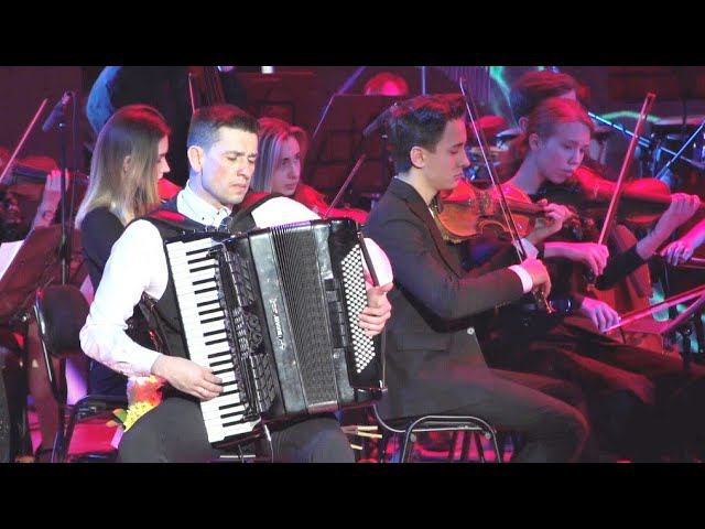 Аккордеонист играет соло с оркестром. Opale concerto III mov. Accordion R.Galliano