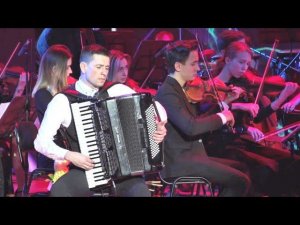 Аккордеонист играет соло с оркестром. Opale concerto III mov. Accordion R.Galliano