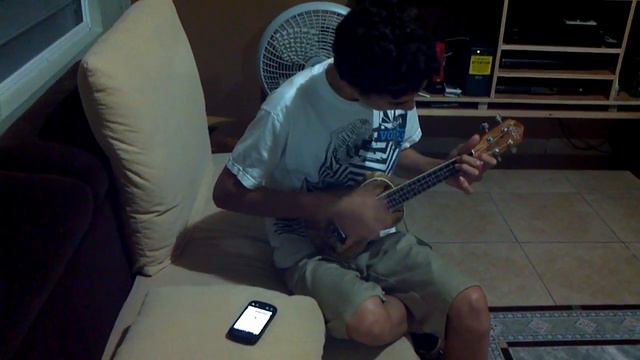 Joshua tocando ukulele смотреть онлайн
