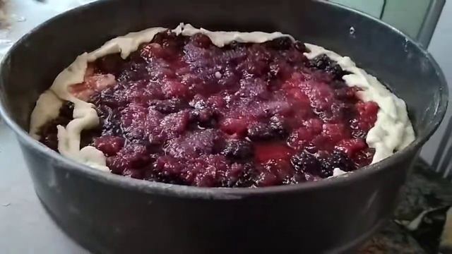 Домашний пирог с замороженными ягодами. смотреть онлайн