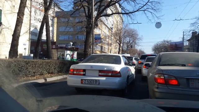 В Бишкеке три машины загородили проезд для скорых, выехав на встречку смотреть онлайн