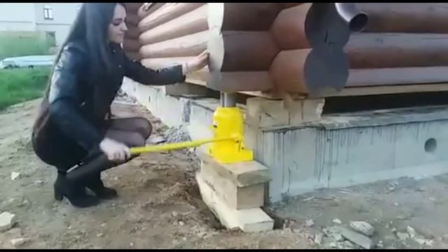 Как поднять дом домкратом | Поднять угол дома | Замена просевшего фундамента смотреть онлайн