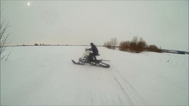Самодельный снегоход с узкой гусеницей и мотоциклетным двигателем по рыхлому снегу смотреть онлайн