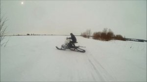 Самодельный снегоход с узкой гусеницей и мотоциклетным двигателем по рыхлому снегу