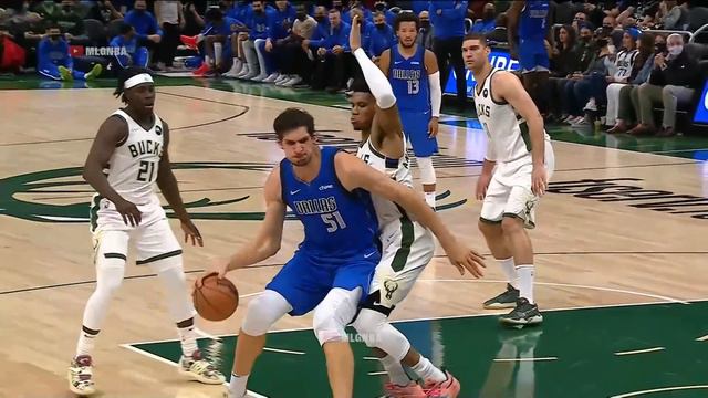 Giannis and Boban Marjanovic fighting for a loose ball 💪 смотреть онлайн