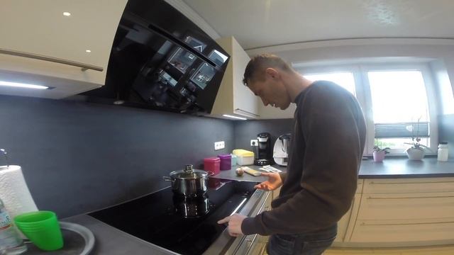 Обед бомжа в ГЕРМАНИИ за 5€. Как едят бедные русские.Lunch homeless in GERMANY for 5 € смотреть онлайн