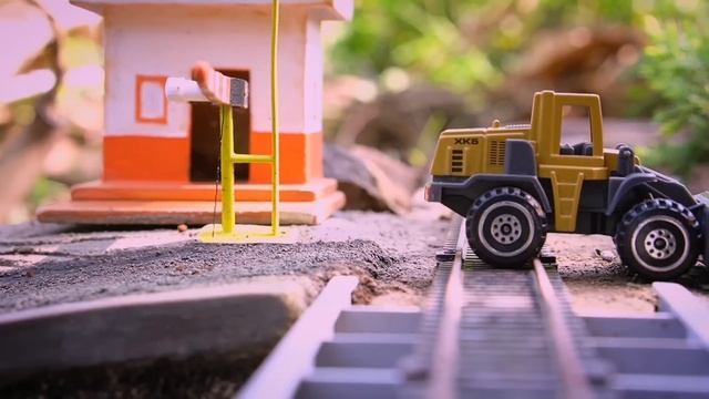 Toy Train - Truck Cars Pass The Railroad Tracks смотреть онлайн