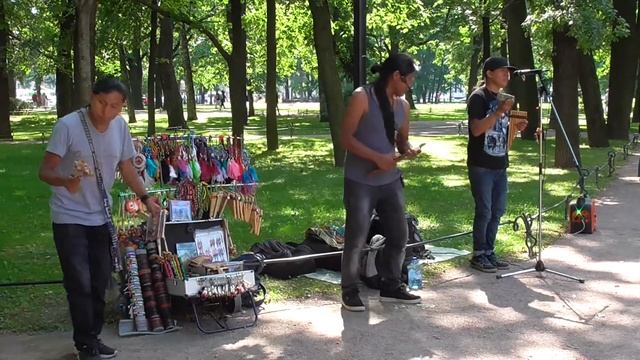 Уличные музыканты. Индеец играющий на флейте. Поют песню. Bailando. Санкт-Петербург. смотреть онлайн