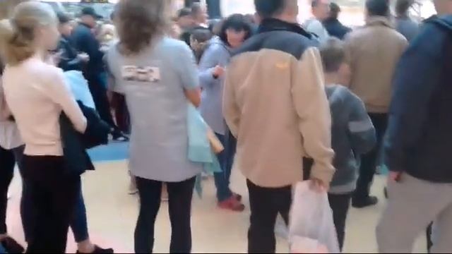 Тюмень-Сити Молл, женщина готовится к рывку. смотреть онлайн