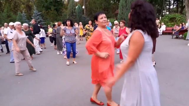 ЗАМАНИЛА, СОБЛАЗНИЛА, РАЗДРАЗНИЛА! ТАНЦЫ В ПАРКЕ ГОРЬКОГО ХАРЬКОВ СЧАСТЛИВЫЕ ДНИ смотреть онлайн