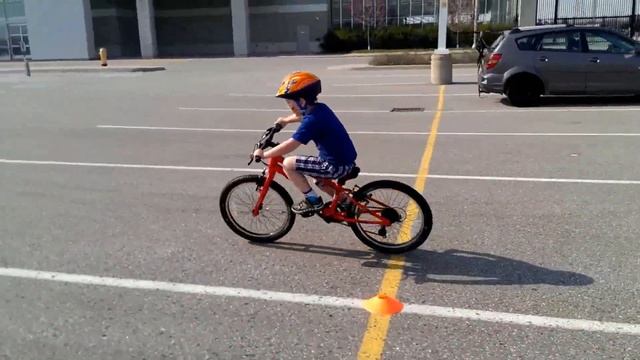 Finn on his new Trek Superfly 20. смотреть онлайн