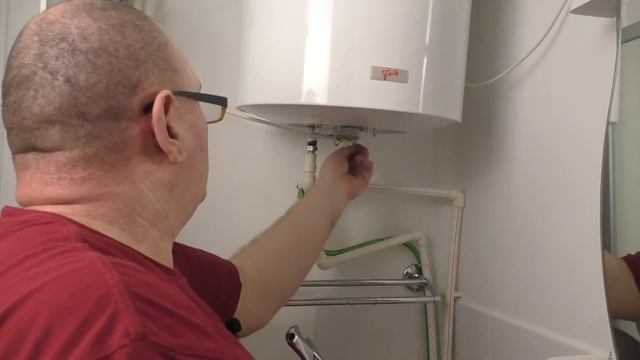 Замена предохранительного клапана в водонагревателе. Бойлер. смотреть онлайн