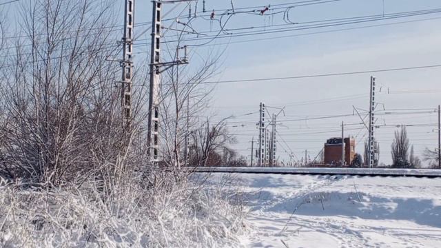 Сплотка из тепловозов 2ТЭ116-1231 и 2ТЭ25км-0270 выезжает из депо и следует в Краснодар. смотреть онлайн