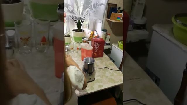 Мука из овсянки с помощью Кофемолки Kitfort КТ-1315 смотреть онлайн