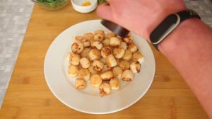 Видеорецепт «Морские гребешки в сливочно-чесночном соусе_ блюдо, которое так и тает во рту».mp4