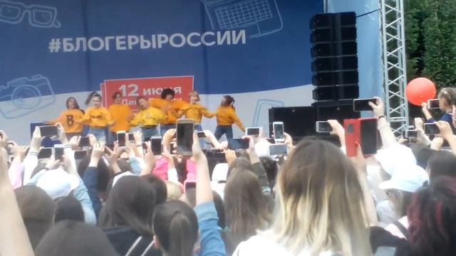 Катя Адушкина танцует на фан встрече!? смотреть онлайн