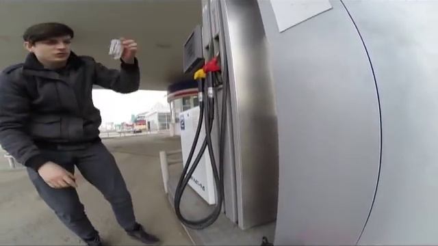 Хватит ли бензина из шланга на заправку? Проверяем водительскую байку