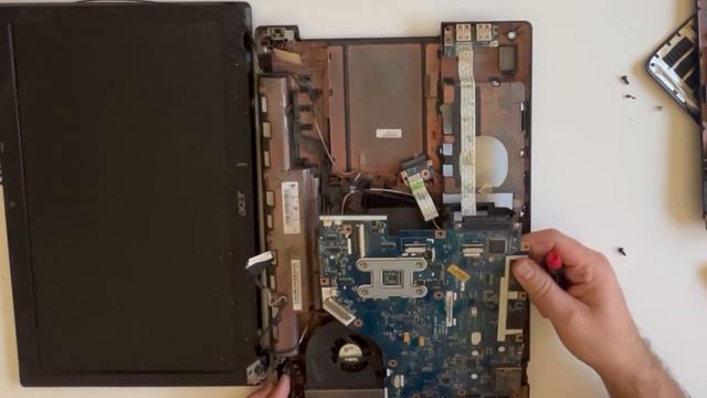 Acer Aspire 5336 PEW72 open and Unfolding disassembly of the display and motherboard смотреть онлайн
