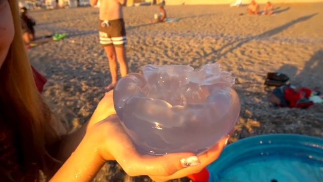 КУПАНИЯ на каникулах в море. Как уплыть в бассейне. Ребенок ЛОЛ. Мия как бэби бон! смотреть онлайн