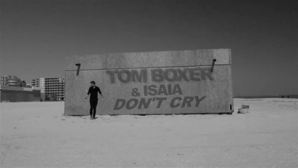 Tom Boxer feat. Isaia - Don`t Cry [Official Music Video 2014] смотреть онлайн