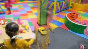 Милана играет в детской игровой комнате