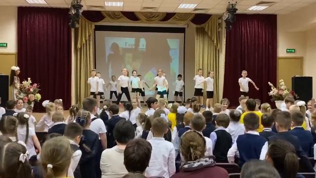 Флешмоб на праздник. Красивый детский танец в школе. Танцы с залом. 2019 год смотреть онлайн