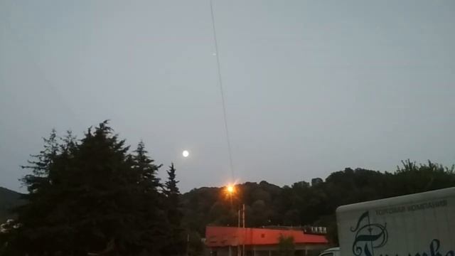 Растущая луна над лесом. смотреть онлайн