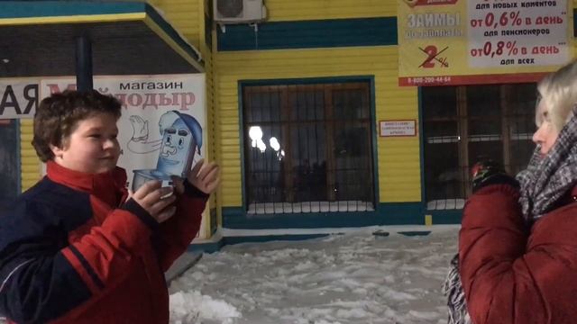 Кучерявый задаёт вопросы.