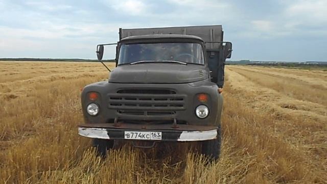 Работа на уборочной ЗиЛ 130 самосвал 2017, идёт полным ходом. смотреть онлайн