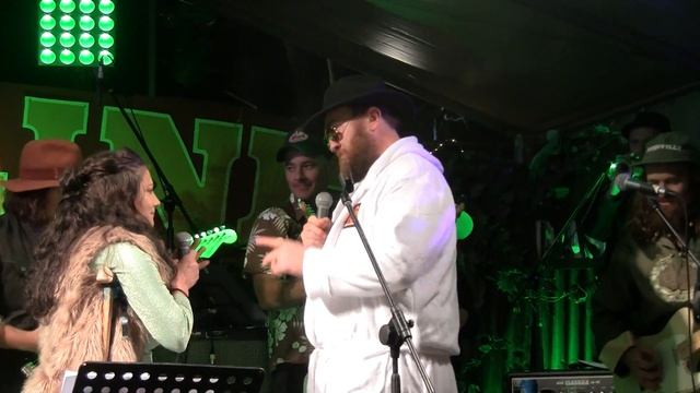 Ben & Liss Quinn with DPS - Islands In The Stream смотреть онлайн