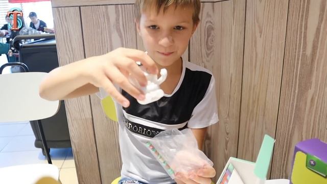 Мама ЗАПРЕТИЛА Вредную еду из Макдональдса! Тима обхитрил! Мама в шоке! смотреть онлайн