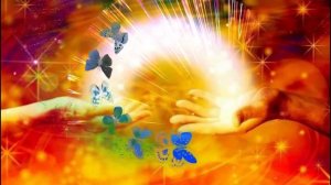 Радуга дружба! Футаж сверкающей радуги на ладонях и бабочки кружат.mp4