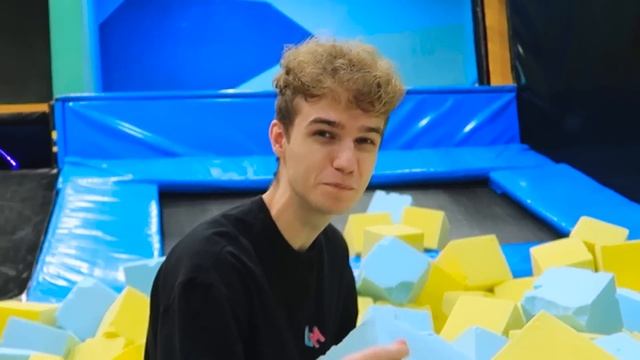 КТО ПОСЛЕДНИЙ ПОКИНЕТ БАТУТНУЮ ЯМУ ЧЕЛЛЕНДЖ смотреть онлайн