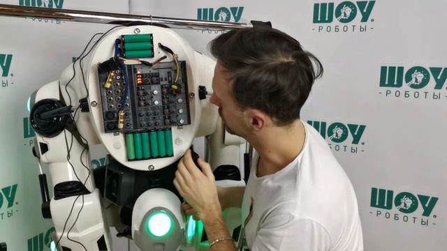 The voice of the robot. Voice changer in a robot costume. смотреть онлайн