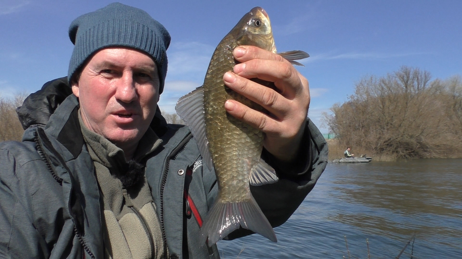 Наловил Донского КАРАСЯ на ПОПЛОВОК с лодки смотреть онлайн