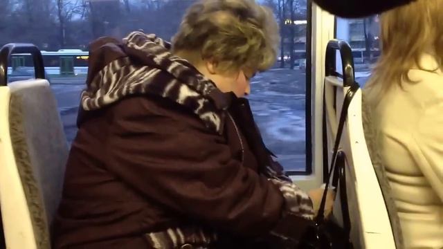 Бабка ссыт в арке смотреть онлайн