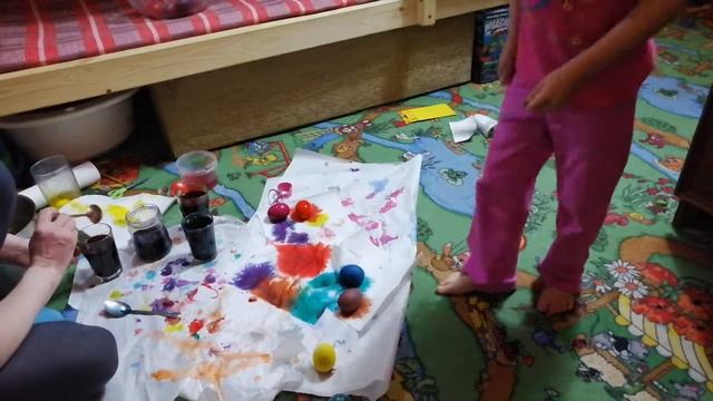 Катя и МАМА красят пасхальные яйца смотреть онлайн