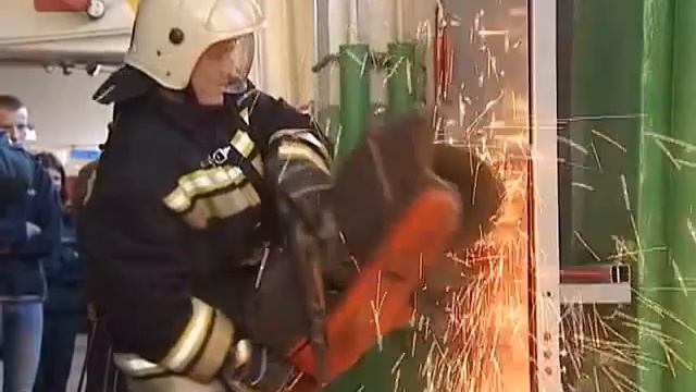 В пожарной части на проспекте Корсунова прошел показ спасательной техники и снаряжения смотреть онлайн
