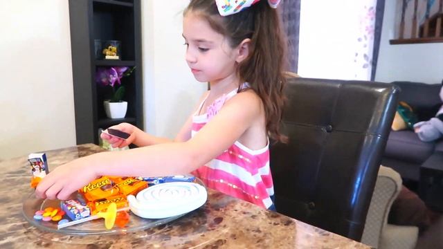 Эмма и мама- шутки со сладостями. видео для детей. Emma Wow 0+