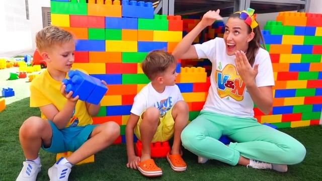 Крис и Ники играют с воздушными шариками смотреть онлайн
